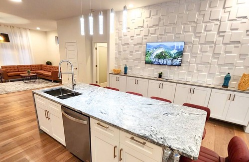 The Gate House | NEW Modern & Luxe 5BDR House. Sleep 14. Downtown 5min away