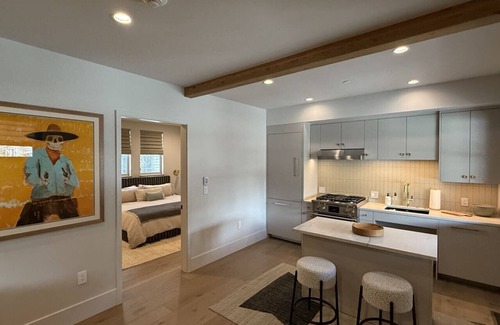 Crested Butte Hotel | New Modern Mountain King Suite + Lounge + Kitchen