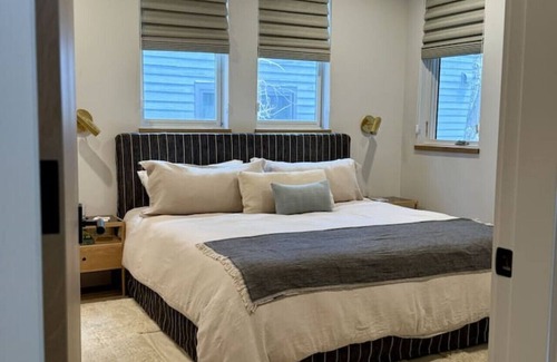 Crested Butte Hotel | New Modern Mountain King Suite + Lounge + Kitchen