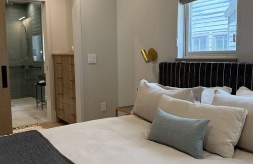 Crested Butte Hotel | New Modern Mountain King Suite + Lounge + Kitchen