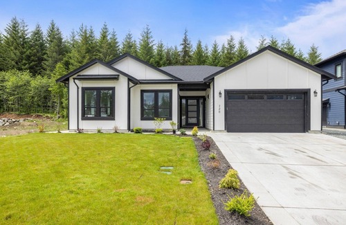 Lake Cowichan House | New! Modern Private 1 Bedroom Suite, Cowichan Lake, Minutes Drive from Lake & Town Core!