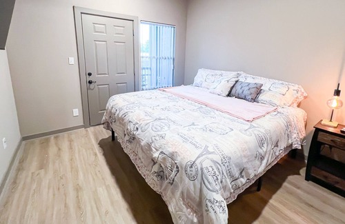 Bammel Apartment | New modern, spacious & gated apartment close to the airport w/ free parking