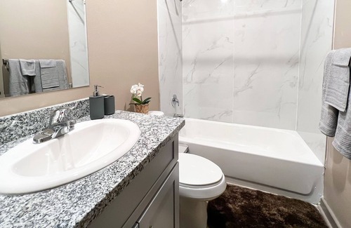 Bammel Apartment | New modern, spacious & gated apartment close to the airport w/ free parking