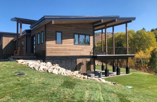 Victor House | NEW! Mountain Modern Retreat w/Jacuzzi