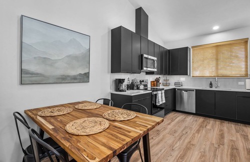 Old Farm District House | New! Mt Bachelor Cottage ~ One Bedroom ~ Close to Old Mill ~ Available NYE!