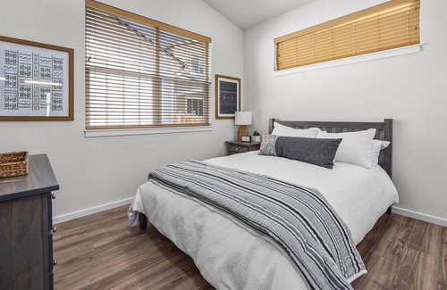 Old Farm District House | New! Mt Bachelor Cottage ~ One Bedroom ~ Close to Old Mill ~ Available NYE!
