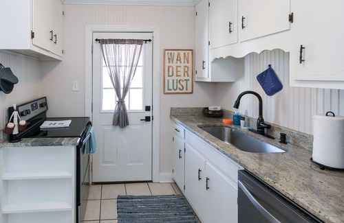 Huntsville House | New! Peaceful 2 bedroom bungalow with screened in porch