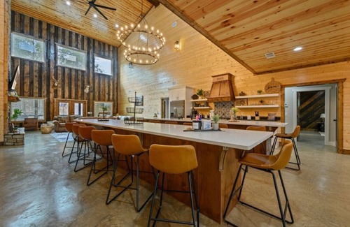 Broken Bow Cabin | NEW! Pickleball Mini Golf Bowling 5 Masters Sleep 31 Hot Tub Firepit