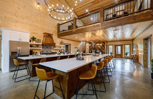 Broken Bow Cabin | NEW! Pickleball Mini Golf Bowling 5 Masters Sleep 31 Hot Tub Firepit