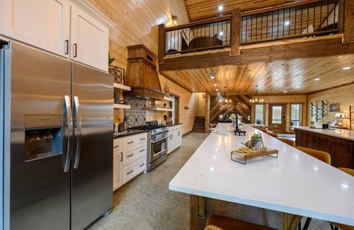 Broken Bow Cabin | NEW! Pickleball Mini Golf Bowling 5 Masters Sleep 31 Hot Tub Firepit