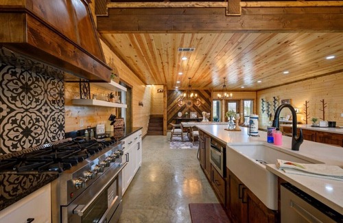 Broken Bow Cabin | NEW! Pickleball Mini Golf Bowling 5 Masters Sleep 31 Hot Tub Firepit