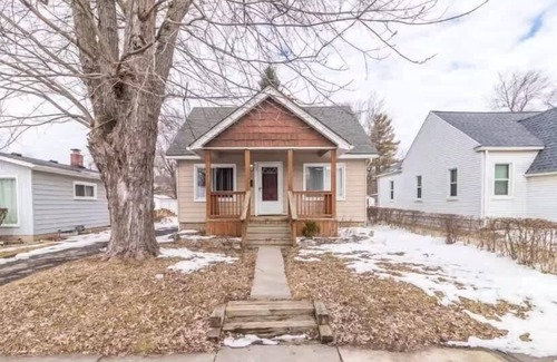 Pontiac House | NEW! Pontiac Family-Friendly 3BR