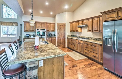 Sierra Pines Cabin | ⭐️New Premier Listing⭐️ Spacious, Private Cabin in Pine Top Show Low Grill+Deck+AC