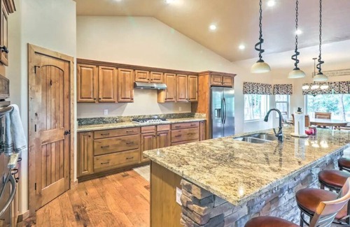 Sierra Pines Cabin | ⭐️New Premier Listing⭐️ Spacious, Private Cabin in Pine Top Show Low Grill+Deck+AC