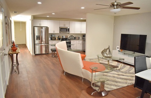 Dallas House | New, Private, 3-bedroom, by Downtown Dallas, Hot Tub Relaxation.