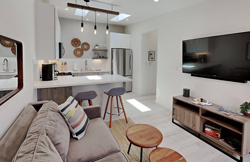 Clairemont Mesa West House | New Private Guest House with Queen bed, Laundry, Tub, Full Kitchen