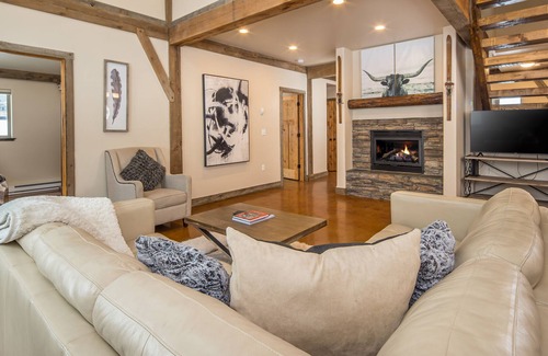 Gallatin Gateway House | NEW! Private Hot Tub, minutes to Town Center & Big Sky Resort - Primrose Hideaway