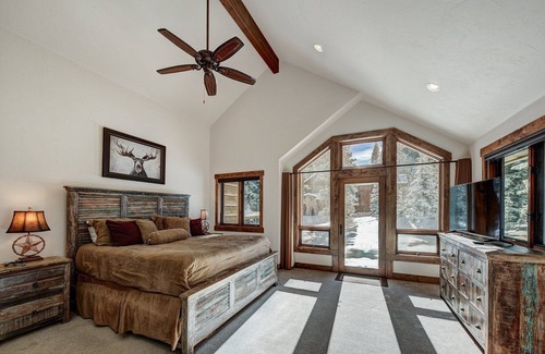 Sunny Slope Cabin | NEW Red Mountain Lodge: Spacious 4BR retreat in Blue River with stunning mountain views.