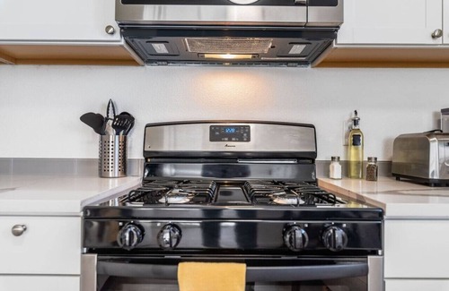 Hilltop Apartment | New Remodeled 1BR/1BA in DT Tacoma - 1