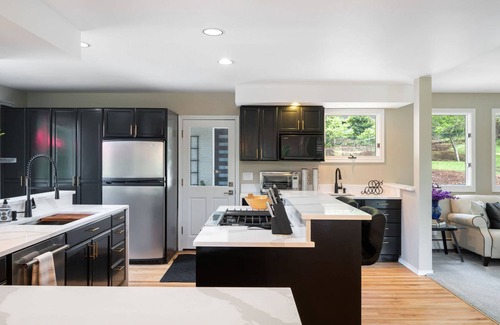 Kenmore House | New! Renovated retreat 13 miles to Seattle TV/foosball room, Outdoor Grill, Fireplace, Sport Court