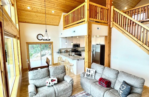Mammoth Creek Cabin | New Rental. Sleeps 8. Family Getaway with Great Views of Panguitch Lake & Sunset