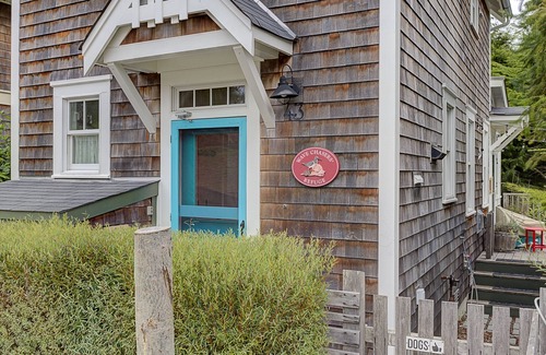 Seabrook House | *New* Seabrook's Wave Chasers Refuge: Dog Friendly!