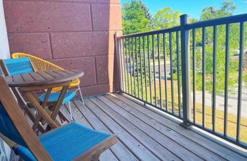 Traverse City House | NEW Shoreline 401 2BR Condo Near Downtown and Bay