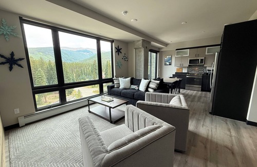 Winter Park Condo | New Ski-in/out VIEWS Garage Parking Hot Tub