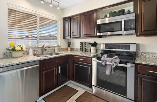 Glendale House | *NEW* Southwest Pool Oasis! Ping Pong & Mini Golf!