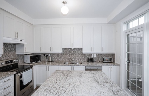 Ajax House | NEW Spacious Central Family Townhome 3Bdrm