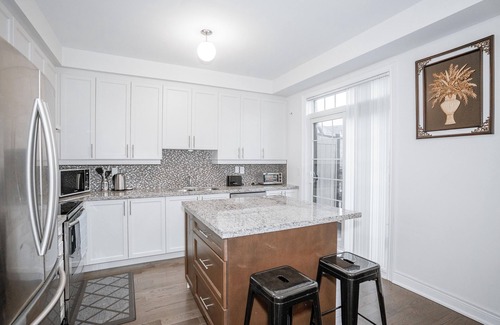 Ajax House | NEW Spacious Central Family Townhome 3Bdrm