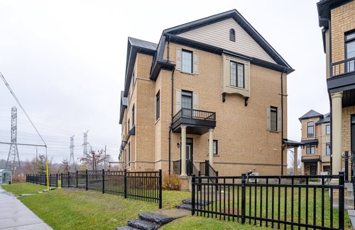 Ajax House | NEW Spacious Central Family Townhome 3Bdrm