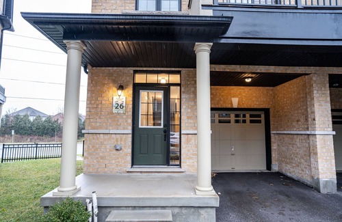 Ajax House | NEW Spacious Central Family Townhome 3Bdrm