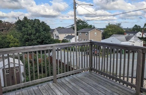 Fairview House | New Spacious Townhouse, 15 mns to DT, bckyrd, deck