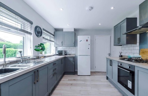 Wrexham House | NEW! Stunning Bungalow, Ideal for Groups, Parking!