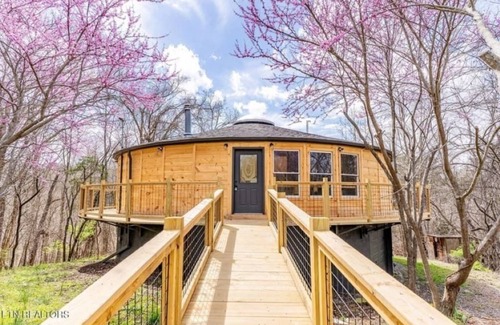 Kodak House | NEW! STUNNING Lakefront Treehouse in Kodak! 3BR~4BA~MASSIVE Game Room & HT!