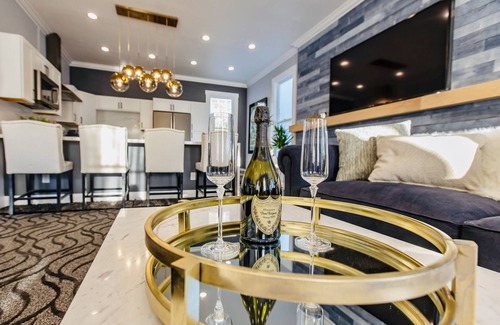 Hillcrest House | NEW STUNNING MANSION! Amazing Location, Yard and Amenities AC Parking Tub Games