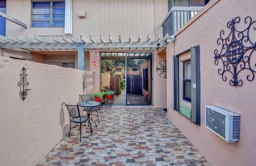 Ives Estates House | New! Stylish 3/2.5 Townhome w/2 Balconies & Patio, Near Hard Rock Stadium & Casino
