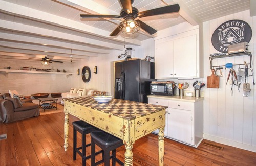 Eclectic Cabin | New! Sweet Retreat by Big Fish Real Estate Group at Lake Martin