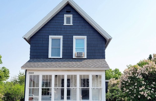 Calumet House | New! Tasteful, fresh 3BR on quiet street in Calumet