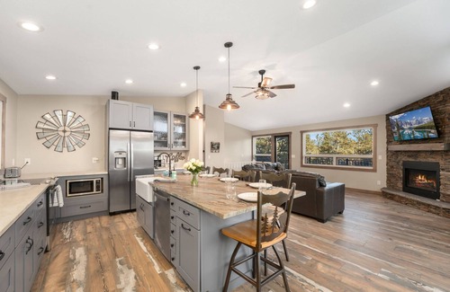 Pine House | New The Pine Getaway Lots of Room Hot Tub Views
