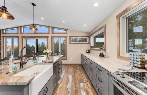 Pine House | New The Pine Getaway Lots of Room Hot Tub Views