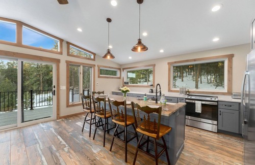 Pine House | New The Pine Getaway Lots of Room Hot Tub Views