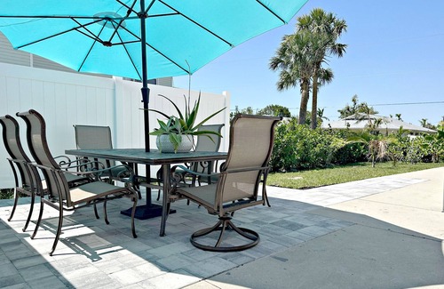 Iona Villa | New! The W at Loma-3 miles from beaches