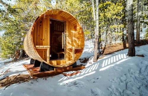 Saint Mary's Ski Chalet | NEW! The Winterland Chalet with Barrel Sauna