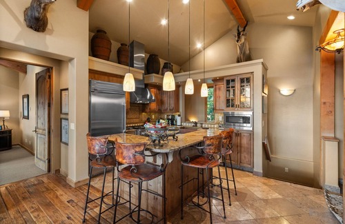 Big Sky Ski Chalet | *New to Market* Beautiful 4 Bedroom Ski In/Out Big Sky Home