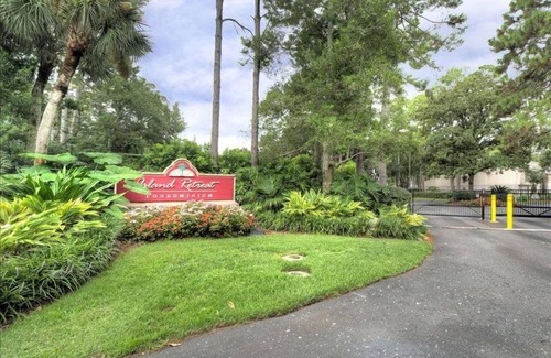 Saint Simons Heights Condo | New to vacation rentals...2-bedroom ground floor-complex has pool/tennis...