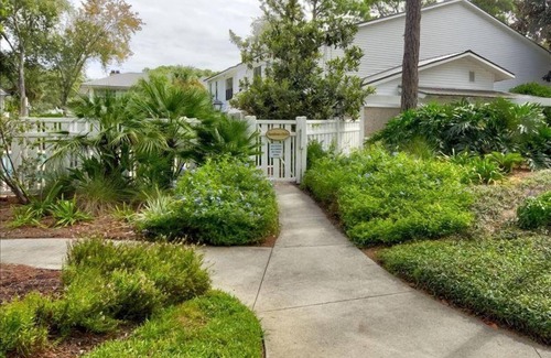 Saint Simons Heights Condo | New to vacation rentals...2-bedroom ground floor-complex has pool/tennis...
