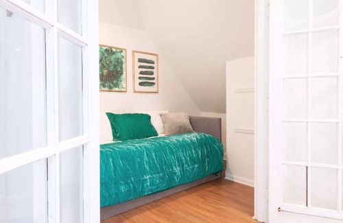 East Walnut HIlls Condo | New Top Floor Apt in Victorian - 5 min to Downtown and 40 min to Ark Encounter!