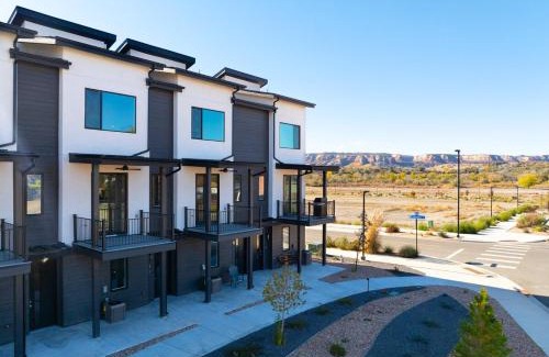 Grand Junction House | NEW Townhome-River Trail-Las Colonias-Dtown GJ! NO XTRA FEES!
